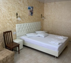 Комфортный номер с балконом в Изабелла