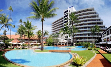 Двухместный полулюкс с балконом двуспальная кровать в Patong Beach Hotel