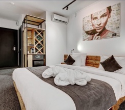 Номер Делюкс с диваном в WineWood Moscow