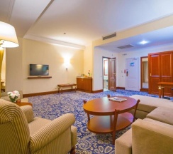 Двухместный люкс Business двуспальная кровать в Ramada by Wyndham Almaty