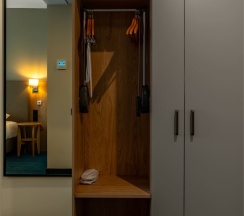 Стандартный номер для маломобильных групп населения с видом на реку c двуспальной кроватью в Cosmos Omsk Hotel