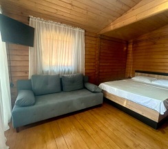 Коттедж с балконом и с красивым видом из окна в Хвоя Cottage House