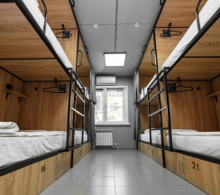 Кровать в мужском 8-местном номере (удобства на этаже) в Sleep box