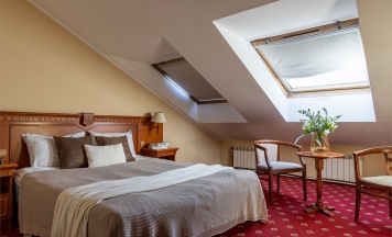 Улучшенный с мансардным окном в Голден отель