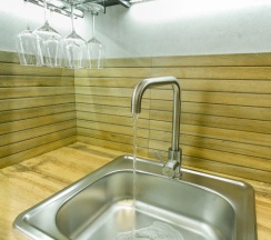 Четырёхместные апартаменты Premium с 3 комнатами с балконом и с видом на горы в Валентина