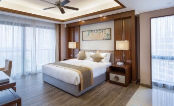 Люкс с 3 комнатами с видом на море в Jinghai Hotel & Resort
