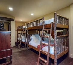 Коттедж с 4 комнатами в Juniper Ridge 16 5000 sq ft, Grand Chateau at Eagle, Expansive Mountain Views by RedAwning
