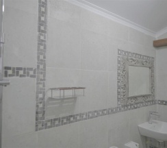 Кровать в общем номере с красивым видом из окна в Jero di Bisma Hostel