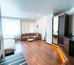 Семейный номер с двумя двуспальными кроватями и диваном в Vladi Stay