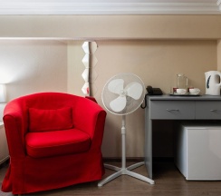 Номер стандарт с окном, выходящим во внутренний холл отеля (без естественного освещения) в Travel Passage