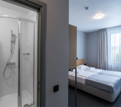 2-местный номер с собственной ванной комнатой в Friday center