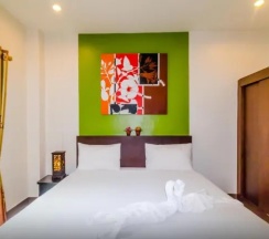 Двухместный номер Superior с балконом двуспальная кровать в Baan Yuyen Karon Guesthouse