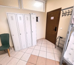 Кровать в мужской 4х местной комнате с электронным замком в Невский