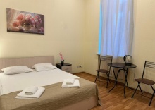 Трехместный номер с двуспальной кроватью и диваном в Boho Centr Nevsky 140 Hotel