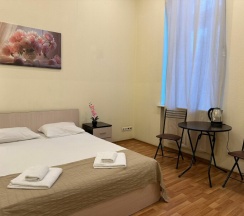 Трехместный номер с двуспальной кроватью и диваном в Boho Centr Nevsky 140 Hotel