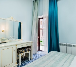 Трёхместный номер Стандарт с балконом в Dvin