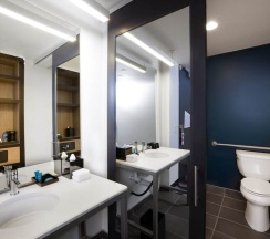 Четырёхместный номер Standard в Aloft Austin Airport