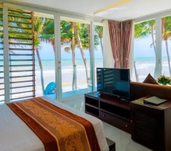 Одноместный люкс рядом с пляжем в Villa Del Sol Beach resort & Spa