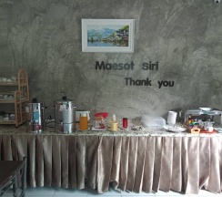 Двухместный номер Standard с балконом двуспальная кровать в Maesot Siri Hotel
