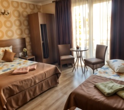 Четырёхместный номер с балконом в Лорис