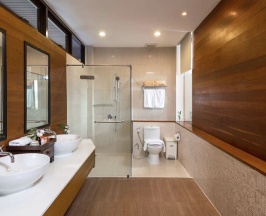 Двухместный номер Pavillion Deluxe с видом на море двуспальная кровать в Baan Krating Phuket Resort