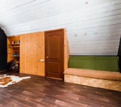 Коттедж с балконом и с красивым видом из окна в Филин дом