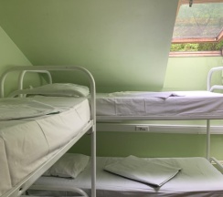 Кровать в общем номере (мужской номер) с красивым видом из окна в ХотелХот Перово