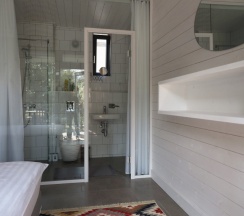 Однокомнатный с двуспальной кроватью и антресолью для сна детей в Blaga house design dacha