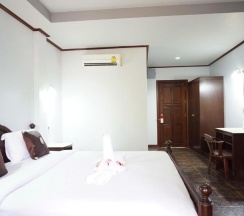 Двухместный номер Standard с видом на бассейн двуспальная кровать в Lamai Inn 99 Bungalows