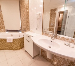 Номер люкс семейный в Azimut Отель Ставрополь