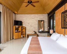 Двухместный номер Pavillion Deluxe с видом на море двуспальная кровать в Baan Krating Phuket Resort