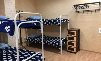 Кровать в мужском 6-местном номере (удобства на этаже) в Золотой ключик