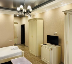 Четырехместный номер с балконом вид во внутренний дворик в Roza vetrov