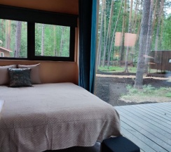 Двухместный коттедж с красивым видом из окна двуспальная кровать в Vinder Village