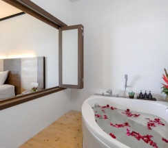 Двухместная вилла Deluxe Sunset двуспальная кровать в Secret Cliff Resort Phuket