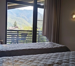 Семейный коттедж с балконом и с красивым видом из окна в Калайчев двор