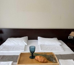 Комната стандарт с 1 двуспальной кроватью и диваном в Фортуна