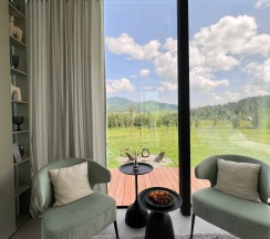 Дом с террасой в Зеркальный дом в горах