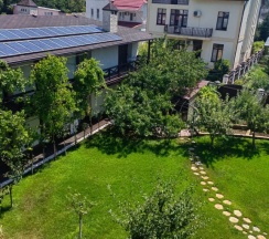 Двухместный полулюкс Мансарда с балконом и с красивым видом из окна двуспальная кровать в Тихий домик