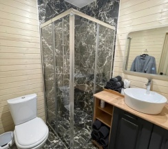 Четырёхместный семейный коттедж с красивым видом из окна  в Релакс_Телецкое