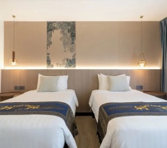 Двухместный номер Deluxe с балконом и с видом на бассейн 2 отдельные кровати в Howard Johnson by Wyndham Phuket Naiyang