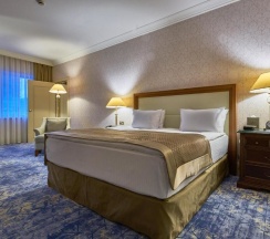 Двухместный полулюкс с видом на город двуспальная кровать в Rixos President Astana