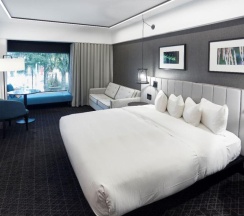 Четырёхместный номер Superior двуспальная кровать в Hotel Bonaventure Montreal