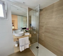 Двухместный номер Deluxe (двуспальная кровать) в Hotel emblemático Hi Suites