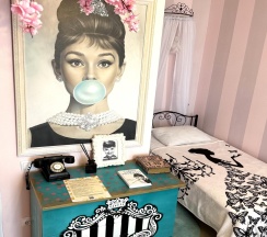 Кровать в 3-местном общем женском номере Одри в Дом Радости