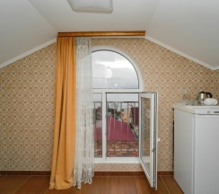 Четырёхместная комната с одной двуспальной и двумя односпальными кроватями в Чайка