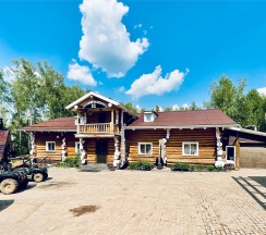 Особняк из вековых сосен в Gora Country Club