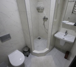Трёхместный номер Standard с балконом и с красивым видом из окна в Каскад
