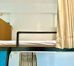 Кровать в общем номере (женский номер) с балконом и рядом с пляжем в Bayhouse Hostel Penghu