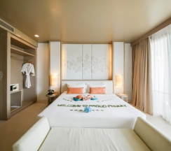 Двухместный полулюкс с видом на бассейн двуспальная кровать в Proud Phuket